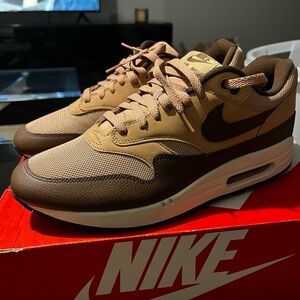 Nike Men's Tan and Brown Sneakers like new